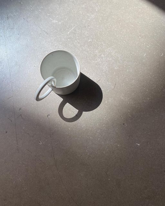 YŌNOBI on Instagram: “Shadow play with the Ro tea mug by @af.jord 🤍
. . .
#claylove #ceramic #ceramics #stoneware #yonobimom...