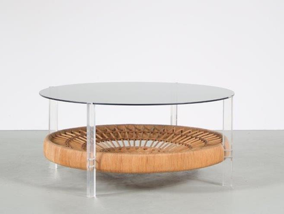 1970s Dutch design round coffee table with rattan shelf - De Vreugde Design