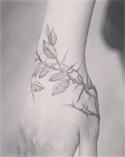 刺 #tattoo #thorns #blackink #blackwork #girl #artwork